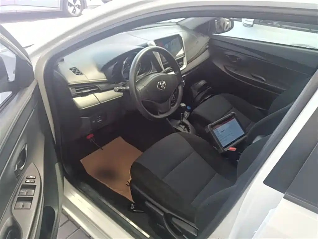 Toyota Yaris L 2017 — фото 15
