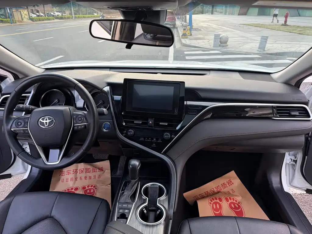 Toyota Camry 2023 — фото 11