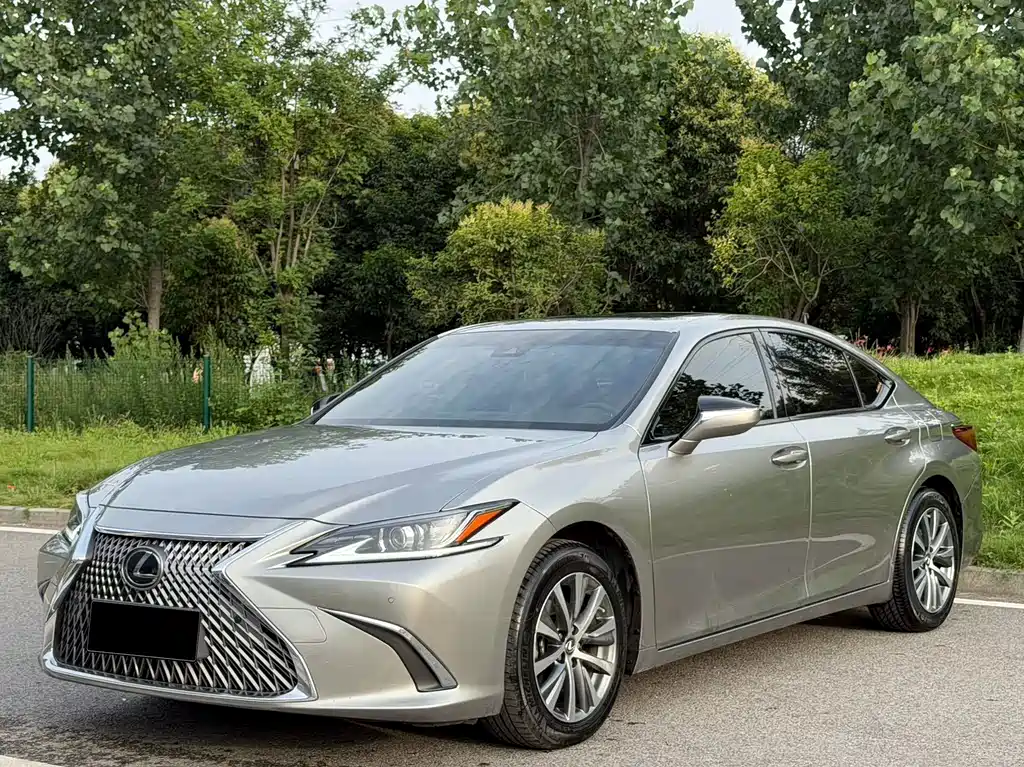 Lexus ES 2020