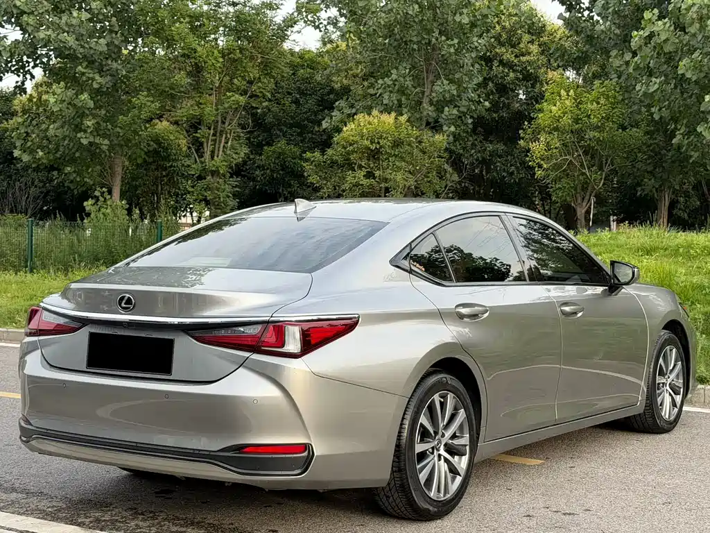 Lexus ES 2020 — фото 16