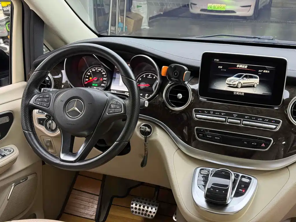 Mercedes-Benz V-Class 2018 — фото 17