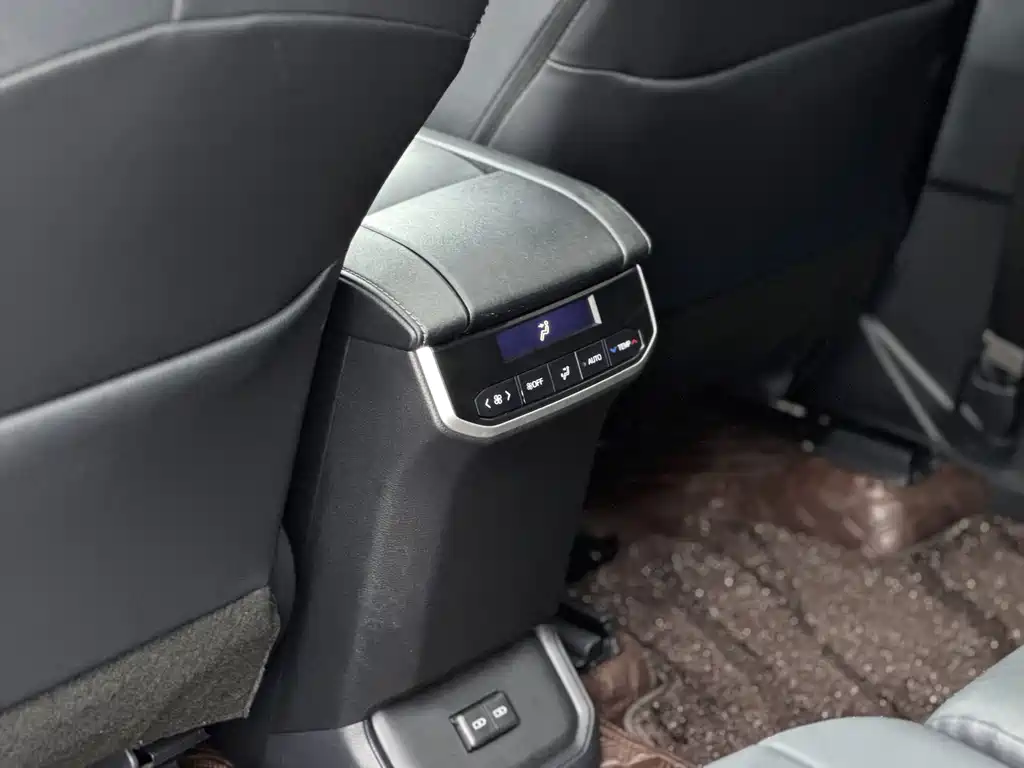 Toyota Highlander 2023 — фото 13