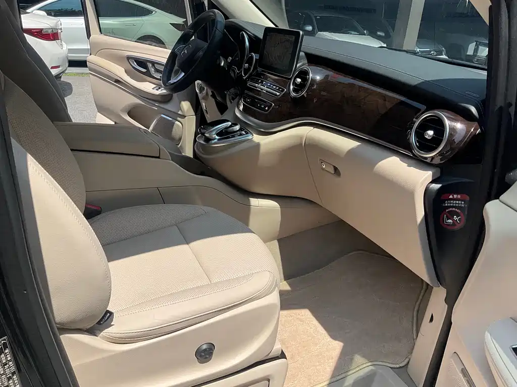 Mercedes-Benz V-Class 2019 — фото 14