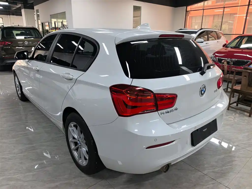 BMW 1 Series 2019 — фото 23