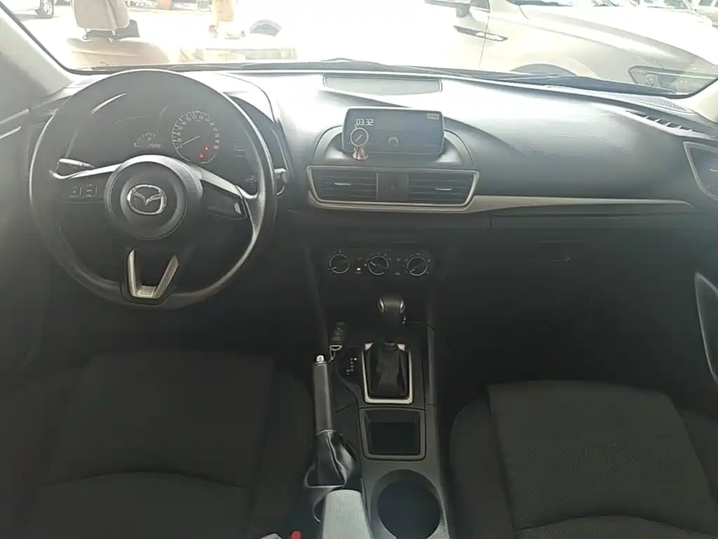 Mazda 3 Axela 2018 — фото 10