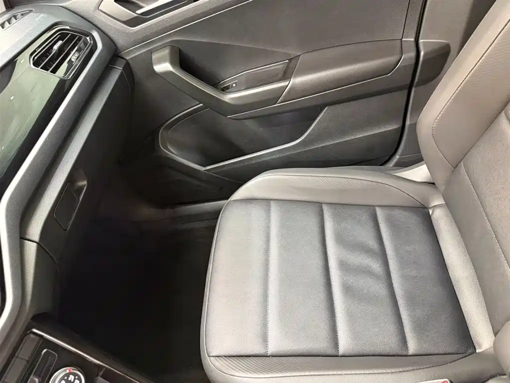 Volkswagen T-Roc 2023 — фото 13