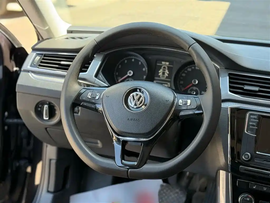 Volkswagen Passat 2017 — фото 18