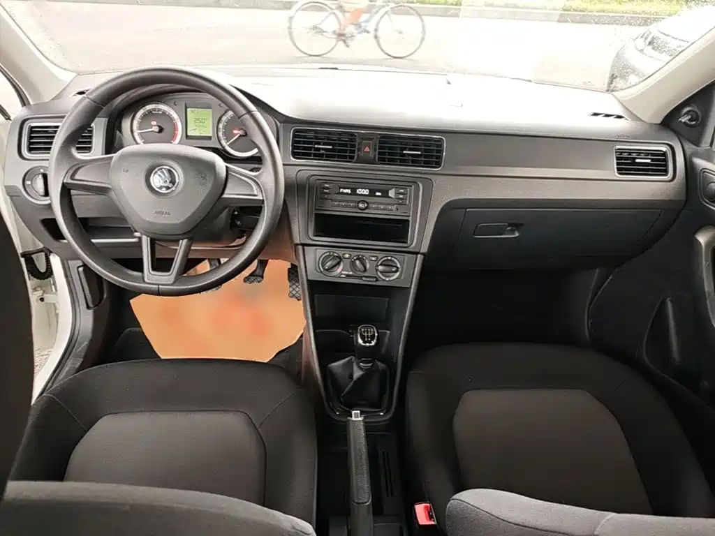 Skoda Rapid 2017 — фото 10