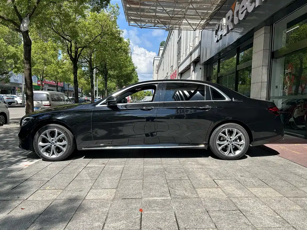 Mercedes-Benz E-Class 2023 — фото 16