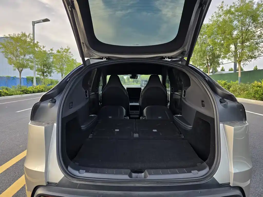 Tesla Model Y L 2026 — фото 10