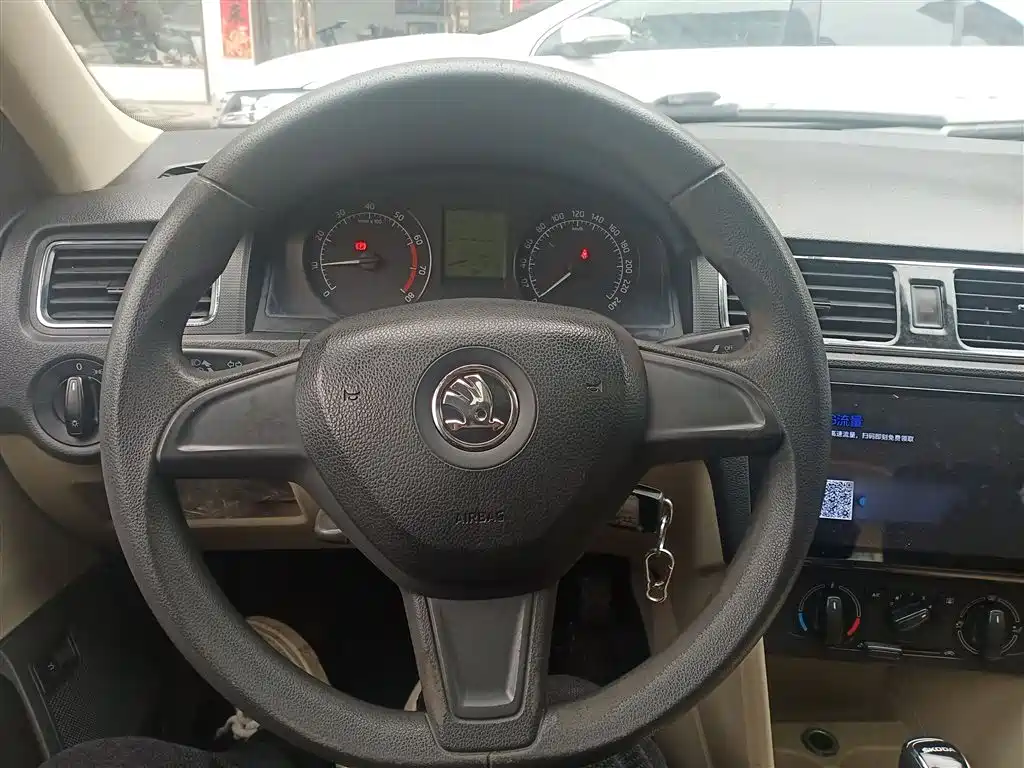 Skoda Rapid 2015 — фото 11