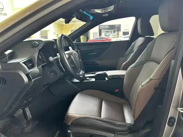 Lexus ES 2022