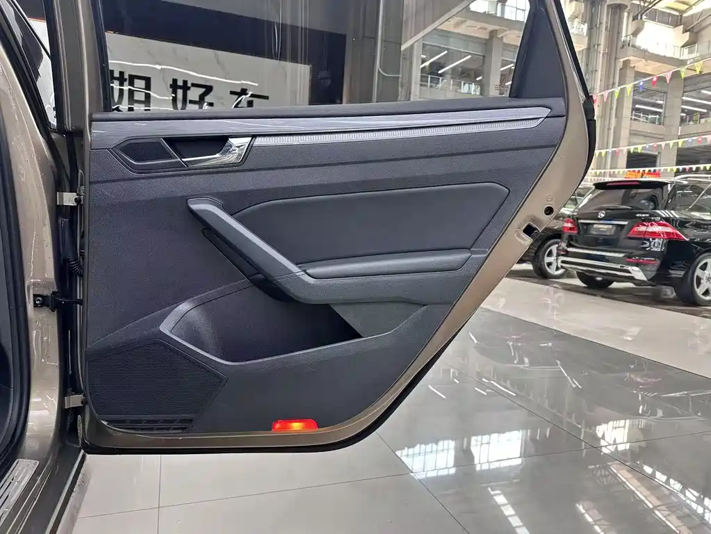 Volkswagen Passat 2017 — фото 13