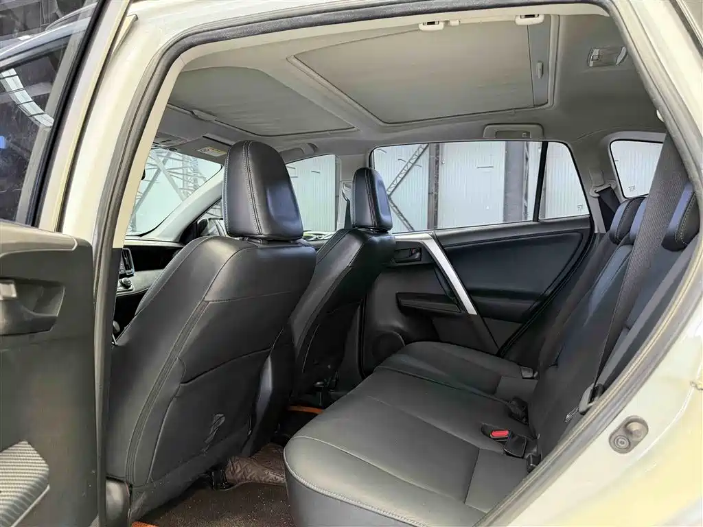 Toyota RAV4 2016 — фото 12