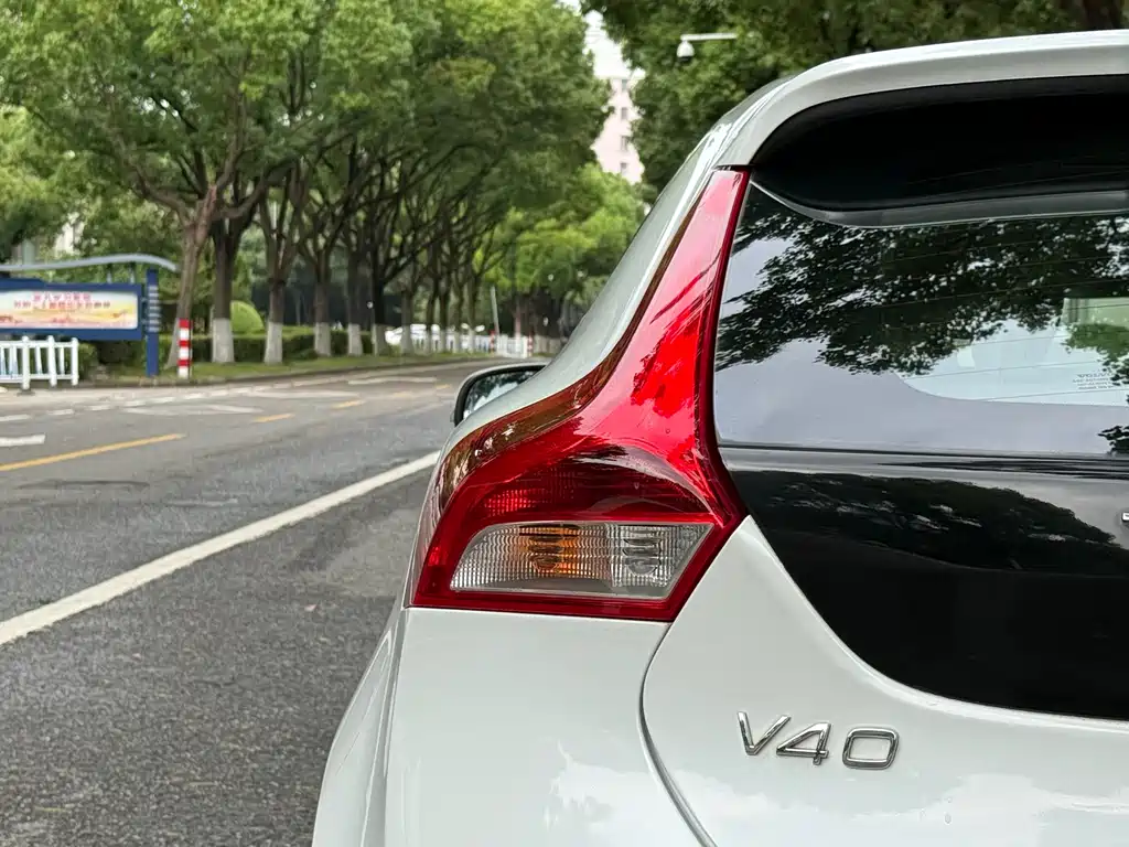 Volvo V40 2015 — фото 7