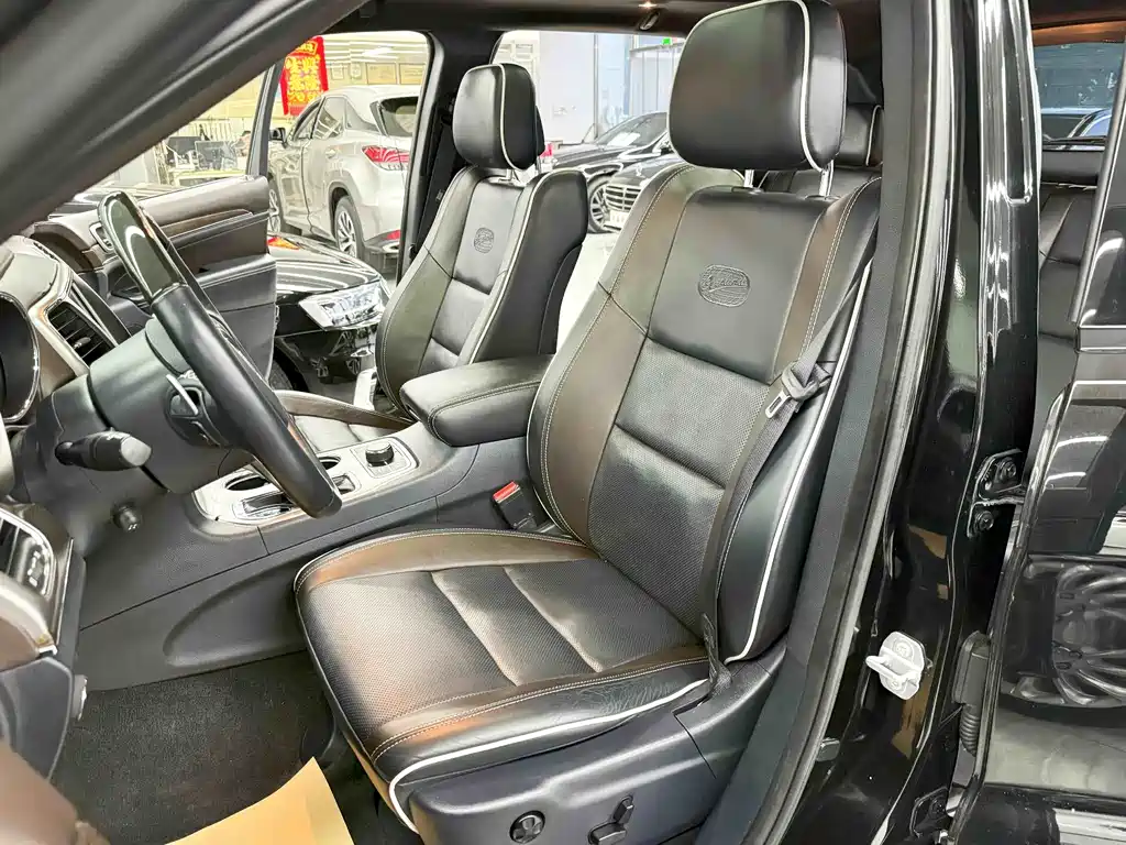 Jeep Grand Cherokee 2018 — фото 14
