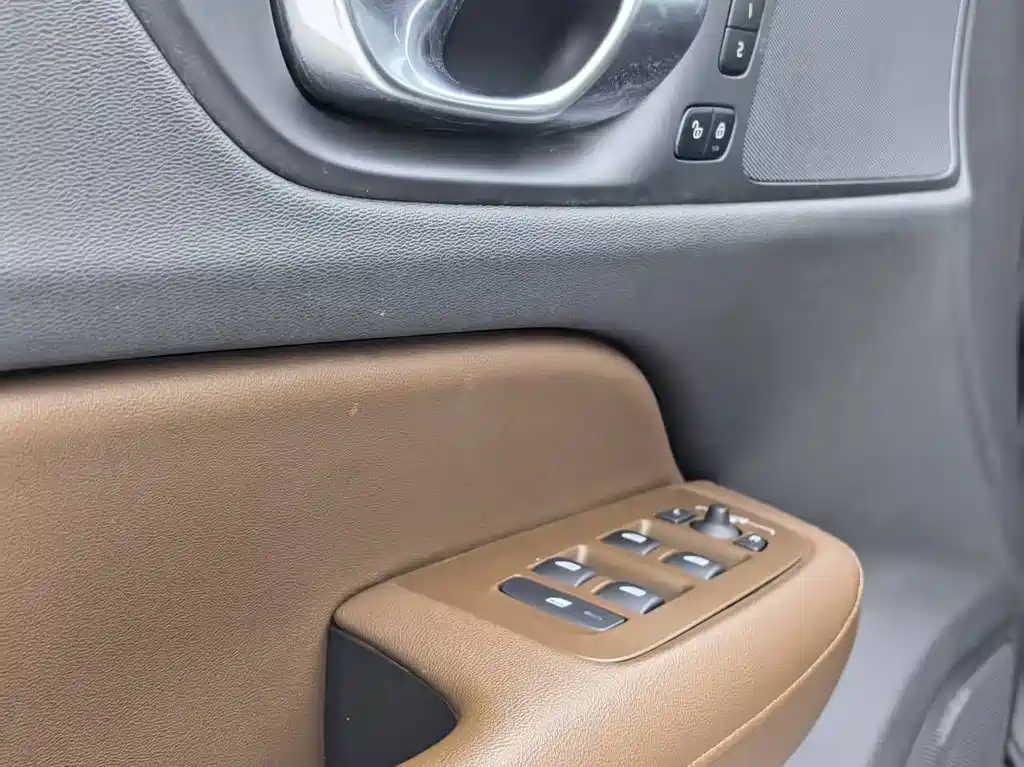 Volvo S60 2023 — фото 21