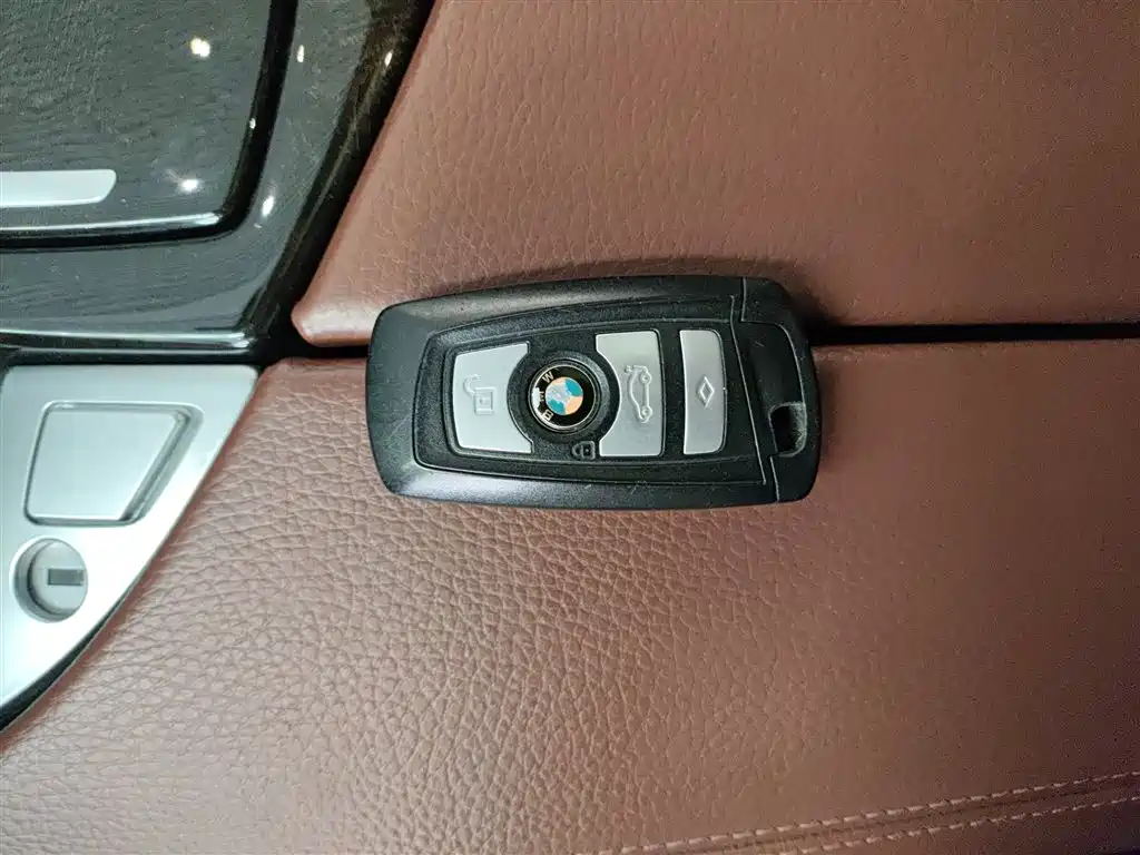 BMW 5 Series 2016 — фото 11