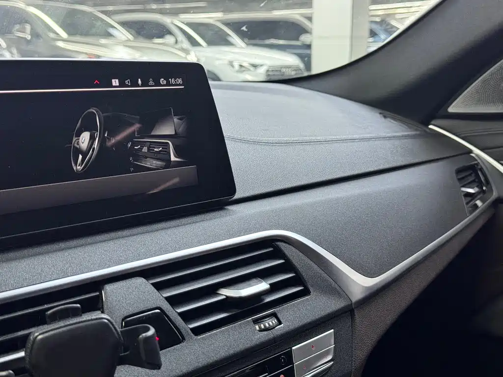 BMW 5 Series 2018 — фото 11