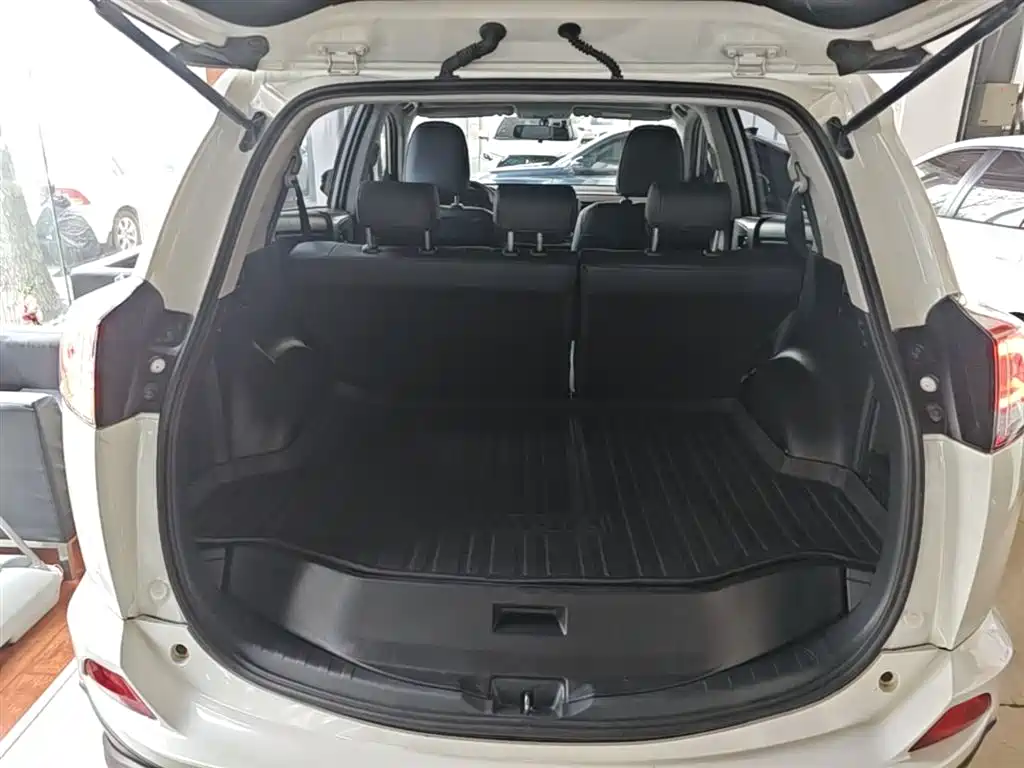 Toyota RAV4 2017 — фото 19