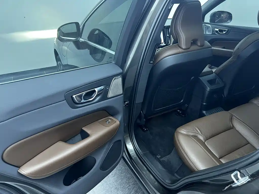 Volvo XC60 Plug-In Hybrid 2020 — фото 14