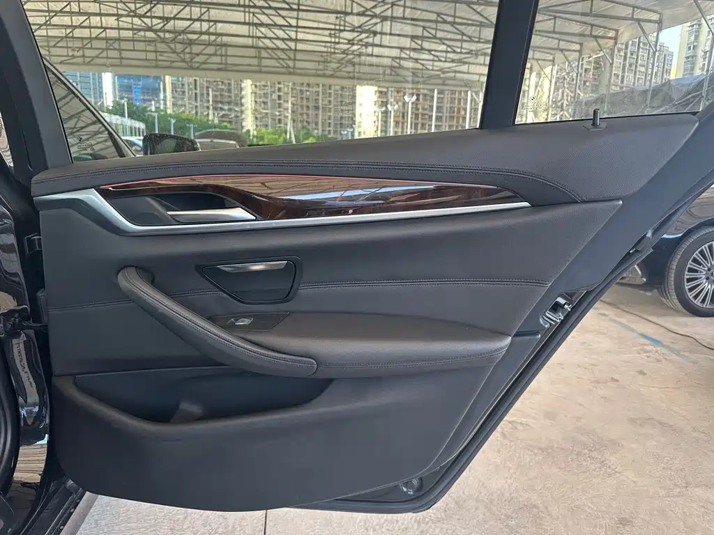 BMW 5 Series 2018 — фото 34