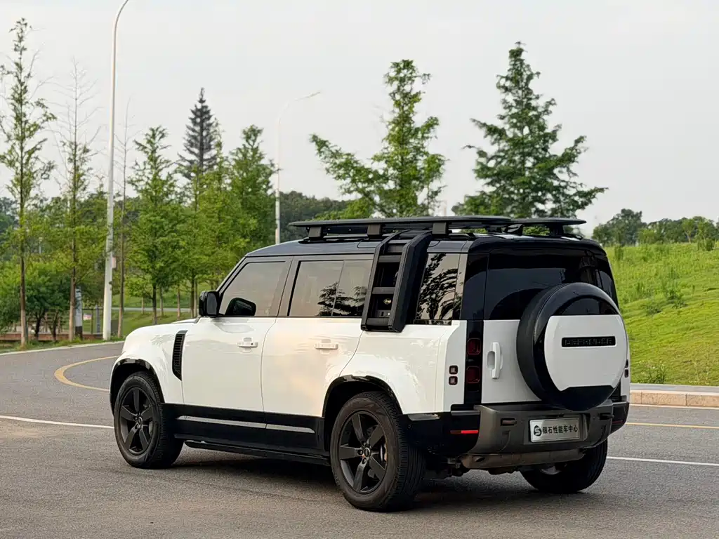 Land Rover Defender 2023 — фото 17
