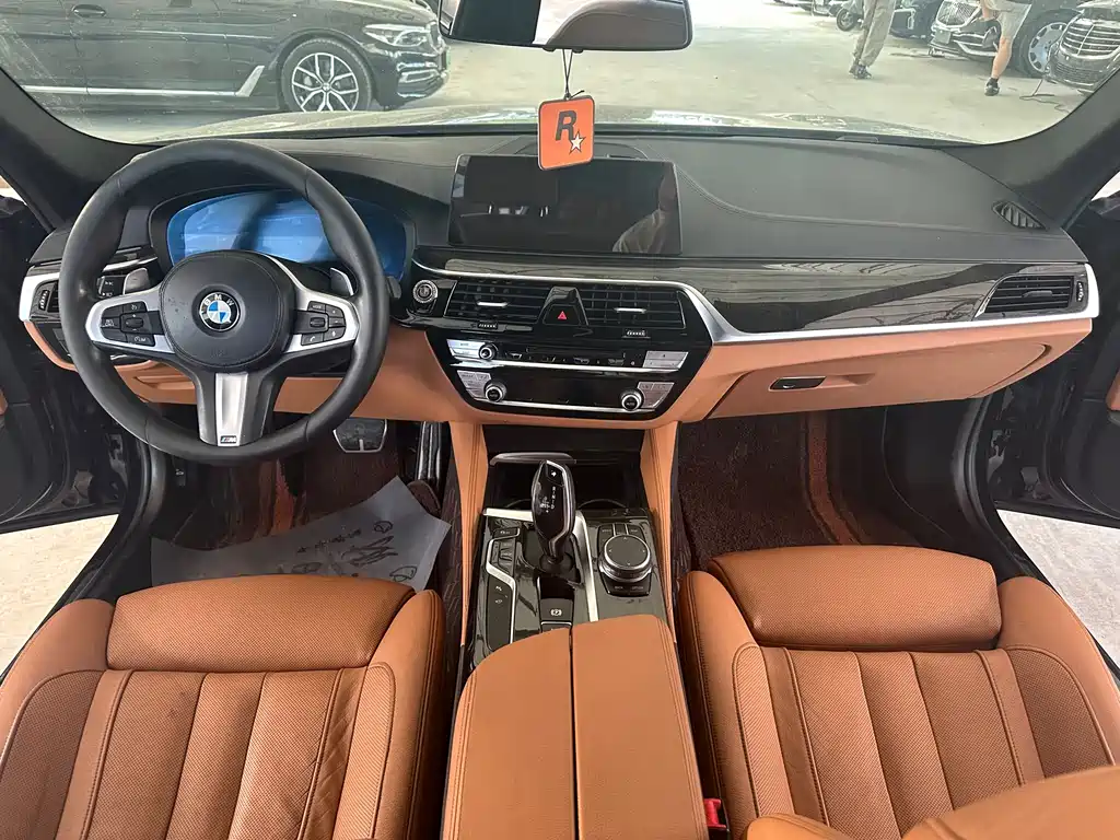 BMW 5 Series 2019 — фото 24