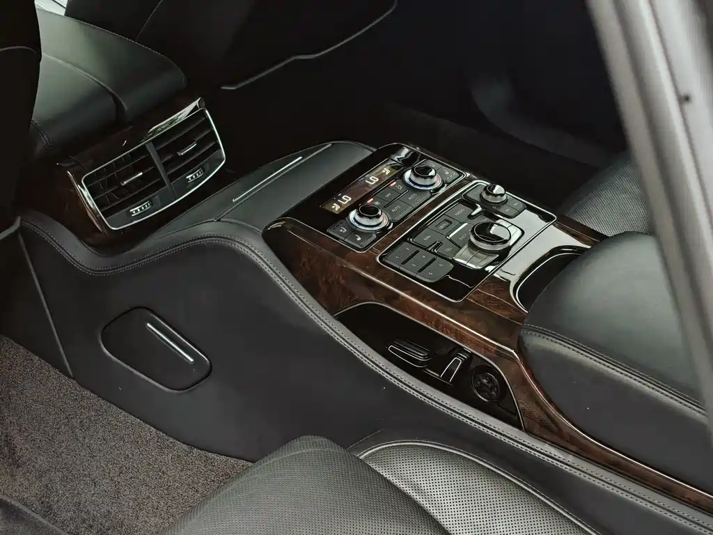 Audi A8 2015 — фото 14