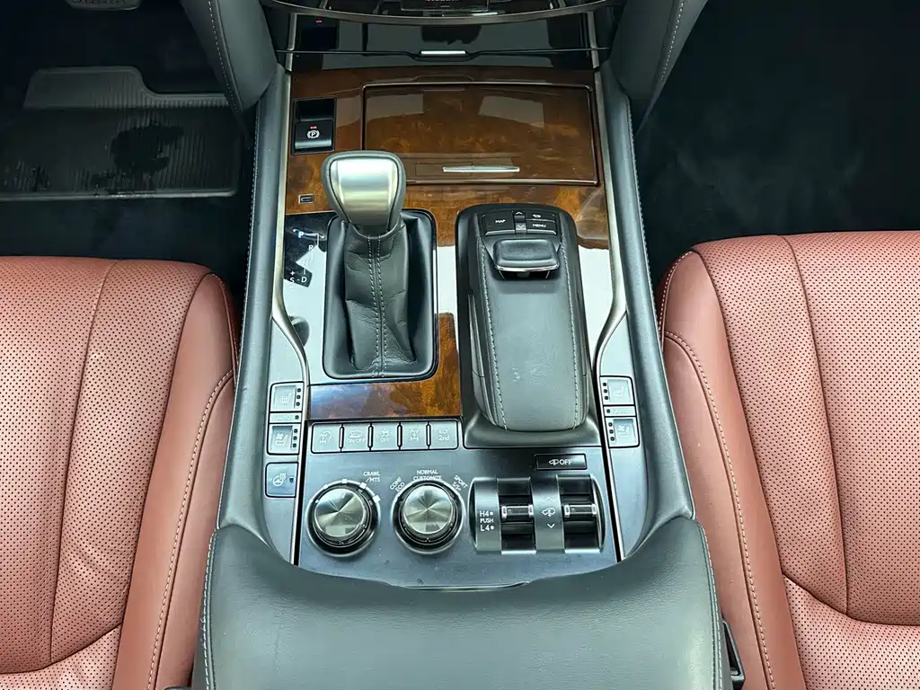 Lexus LX 2018 — фото 17
