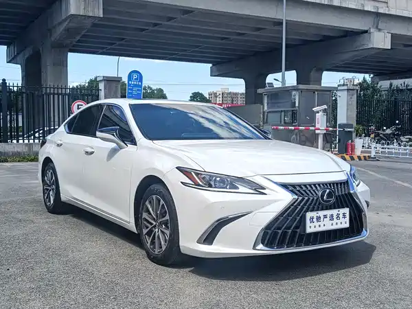 Lexus ES 2021
