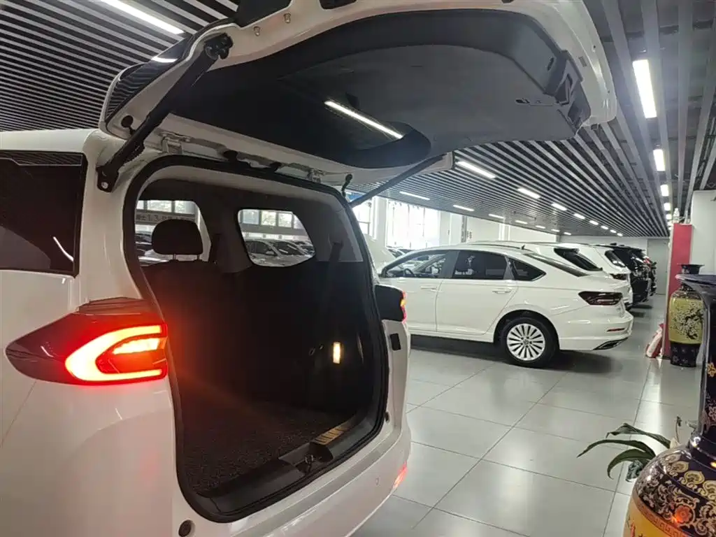 GAC Motor Trumpchi M6 2019 — фото 19