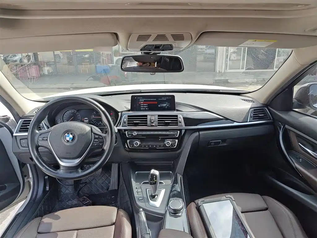 BMW 3 Series 2018 — фото 14