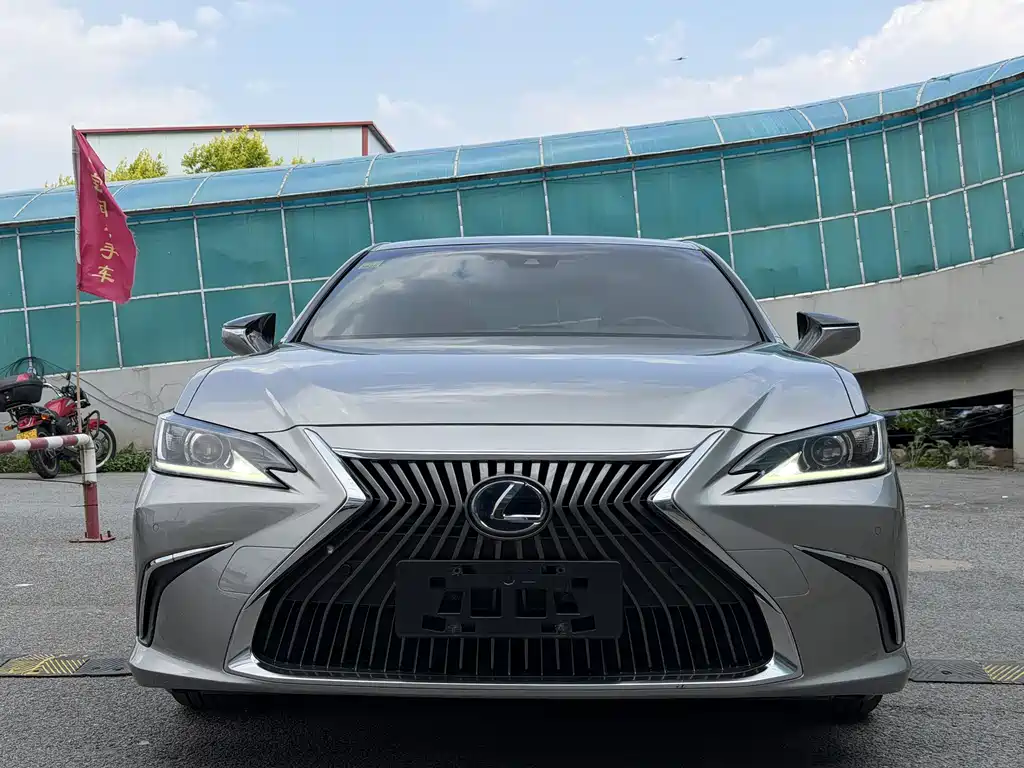Lexus ES 2018 — фото 2