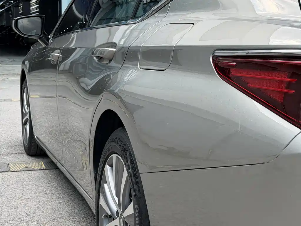Lexus ES 2018 — фото 13