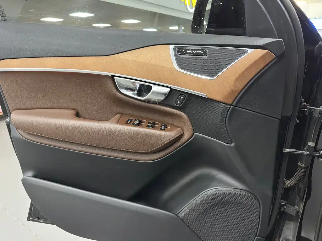 Volvo XC90 2022 — фото 14
