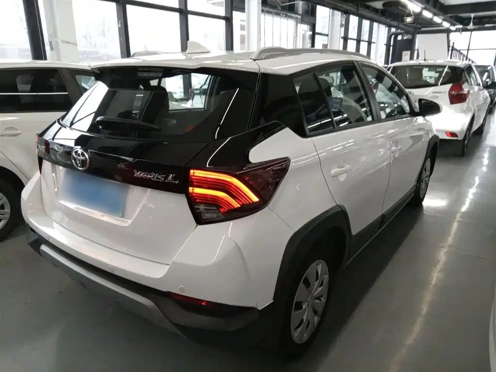 Toyota Yaris L 2022 — фото 7