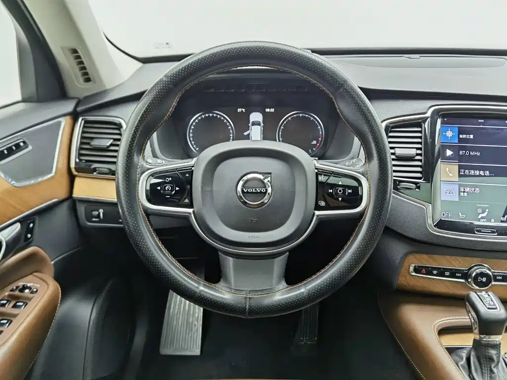 Volvo XC90 2018 — фото 11