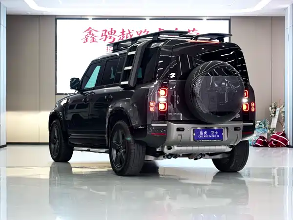 Land Rover Defender 2024