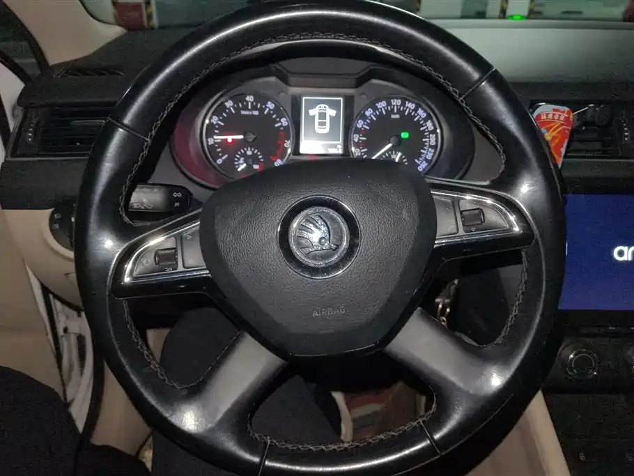 Skoda Octavia 2015 — фото 15