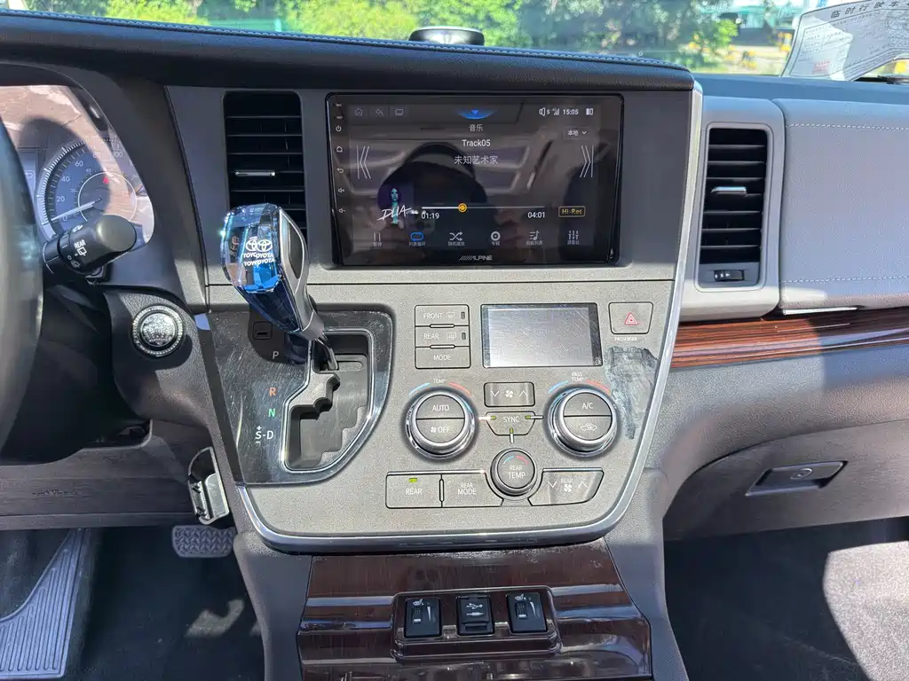 Toyota Sienna 2017 — фото 11
