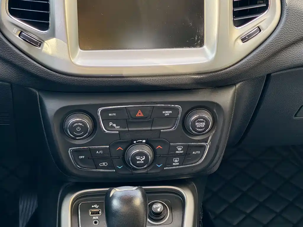 Jeep Compass 2017 — фото 9