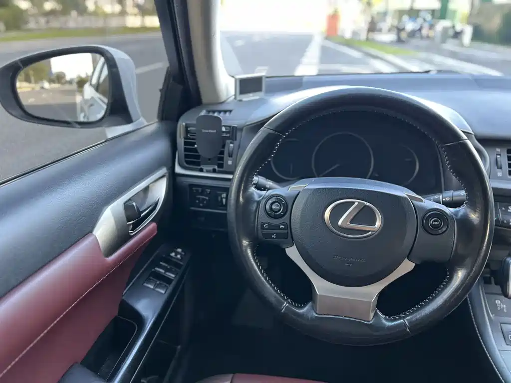 Lexus CT 2018 — фото 10