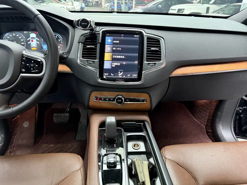 Volvo XC90 2022 — фото 14