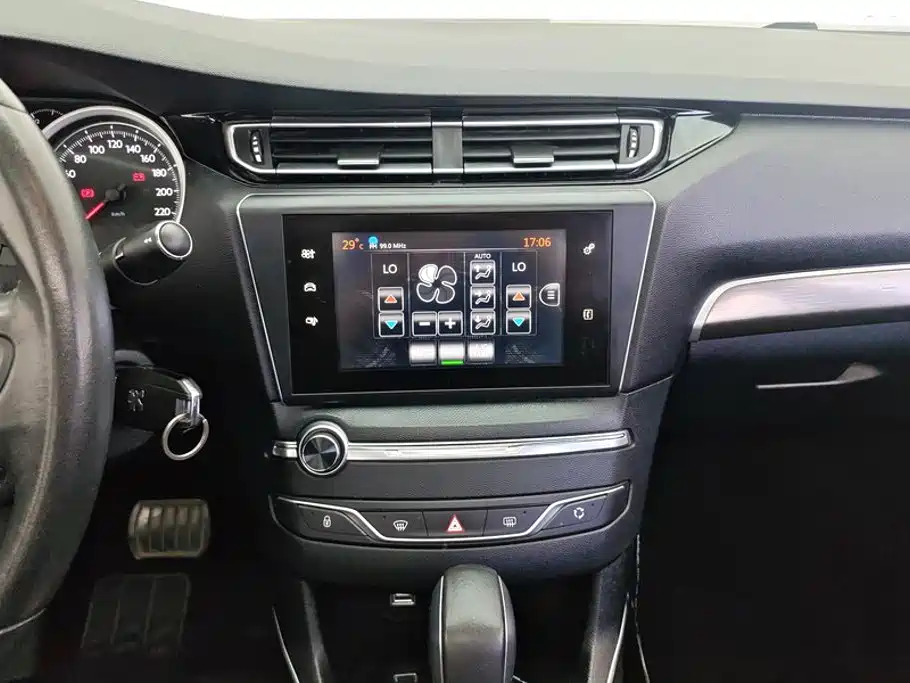 Peugeot 408 2015 — фото 13
