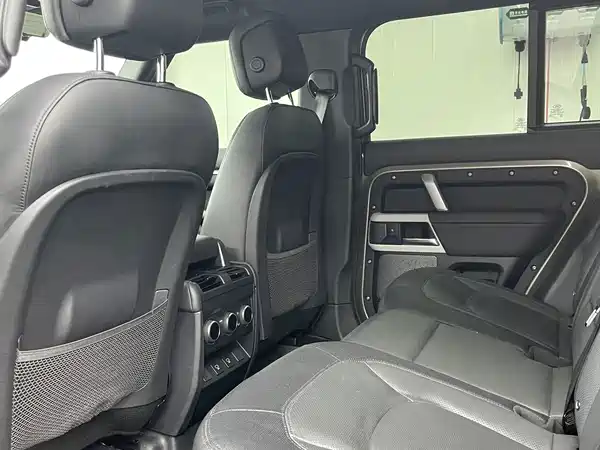 Land Rover Defender 2023