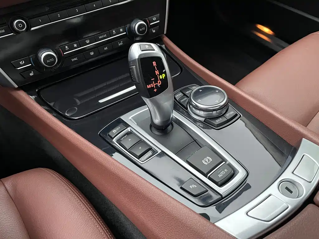BMW 5 Series GT 2014 — фото 9