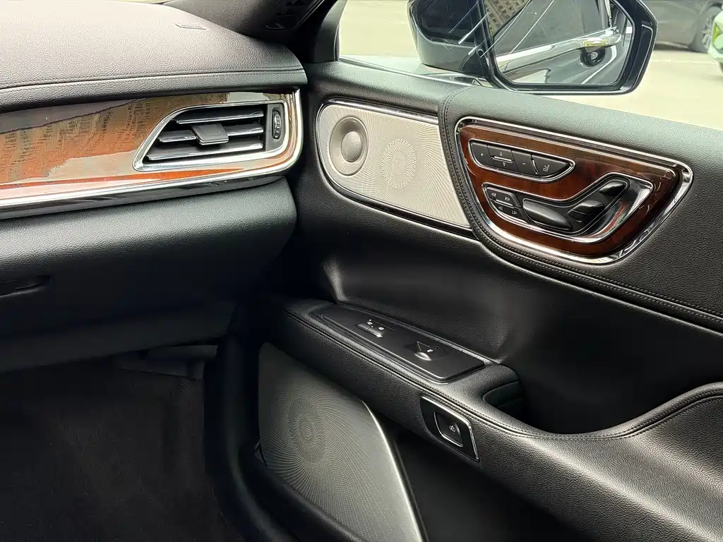Lincoln Continental 2018 — фото 17