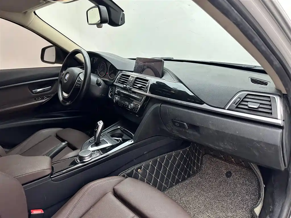 BMW 3 Series 2019 — фото 11