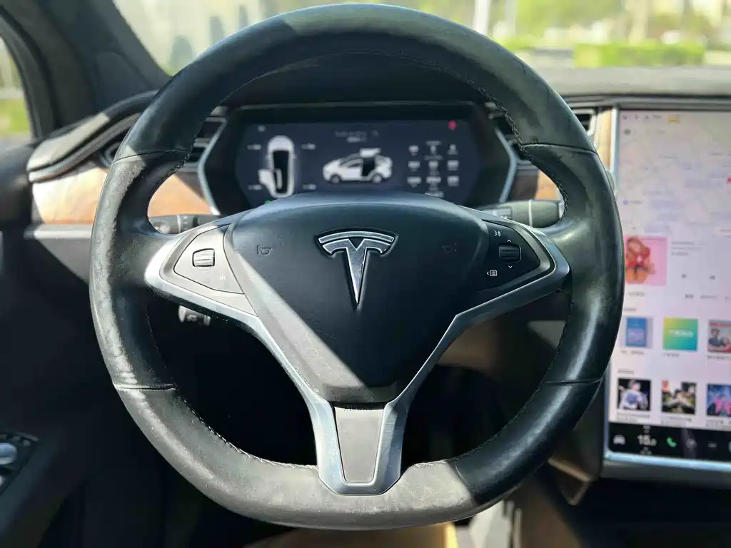 Tesla Model X 2017 — фото 27